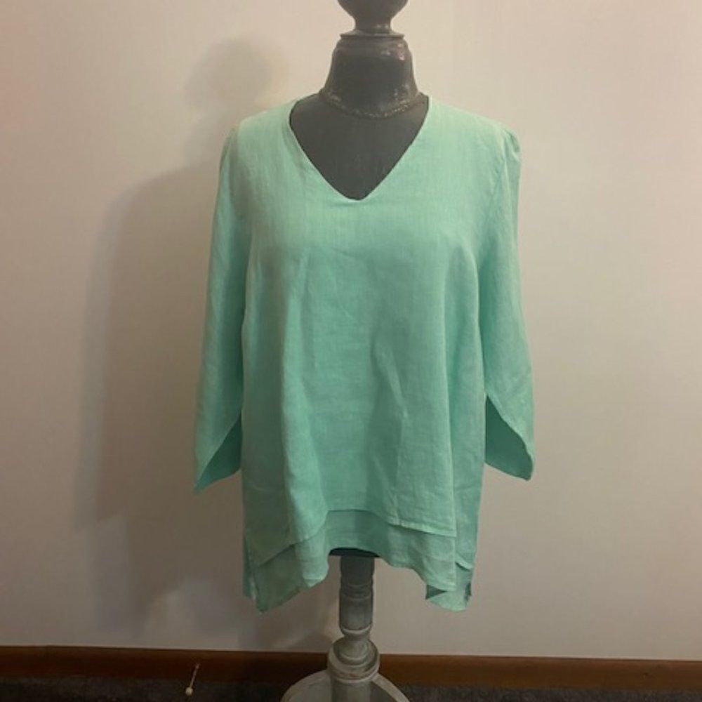 La Fixsun Mint Green Shark bite V-neck layered Linen top, size M